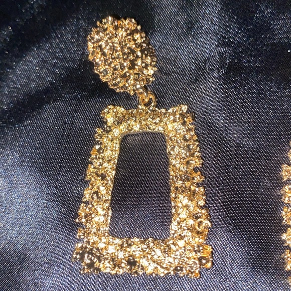New Oversized Gold-Tone Textured Rectangle Dangle Earrings Costume Jewelry - Picture 4 of 8
